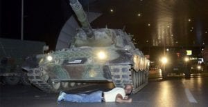 tankin-altina-yatan-adam